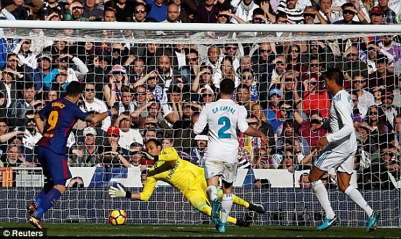 Real Madrid 0-3 Barcelona: Messi, Luis Suarez tỏa sáng - 7
Suarez đánh bại Navas mở tỷ số cho Barcelona