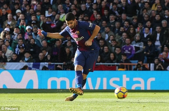 Real Madrid 0-3 Barcelona: Messi, Luis Suarez tỏa sáng - 5
Luis Suarez có pha đệm lòng chính xác ở phút 54