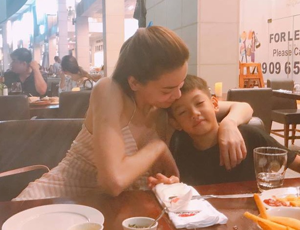 Hà Hồ đăng bức ảnh hạnh phúc khi cùng ăn tối với con trai Subeo trong ngày Quốc tế thiếu nhi, cô viết: Kịp cùng nhau đi ăn tối nhân ngày 1-6