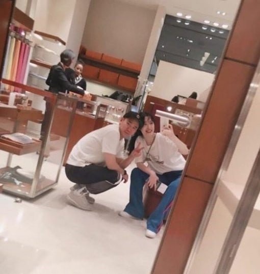 Chia tay bạn trai 2 tháng, Sulli đã tìm được người mới - 2
Bạn trai hiện tại của Sulli được nhận xét giống hệt người cũ, Choiza.