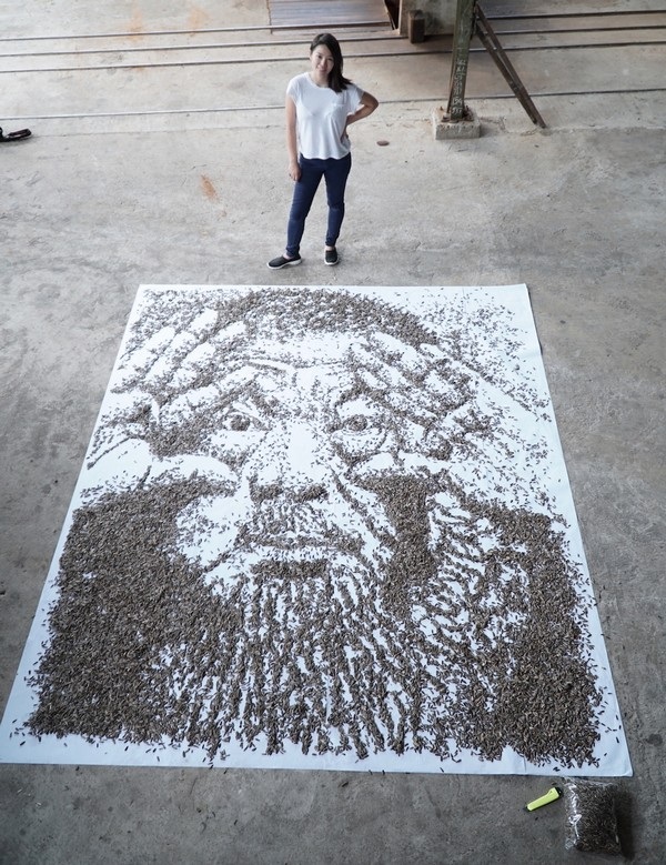 Red HongYi cùng bức chân dung được tạo nên từ 20.000 hạt hướng dương của mình