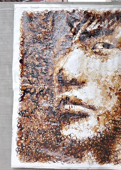 Bức chân dung của nam ca sĩ nổi tiếng Châu Kiệt Luân được vẽ từ vết ố của tách cafe