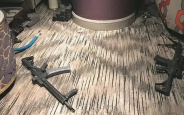 Vũ khí ngổn ngang bên trong "pháo đài" của kẻ xả súng ở Las Vegas - 1
Súng trường nằm rải rác trong căn phòng. (Ảnh: Telegraph)