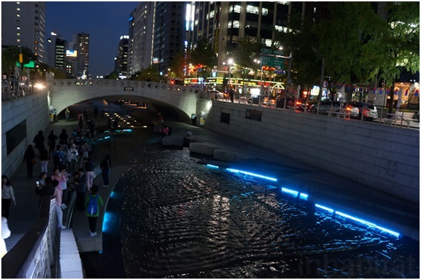 Suối nhân tạo giữa lòng thành phố - 7
Ngày nay Cheonggyecheon đã trở thành địa điểm thăm quan và vui chơi yêu thích của người dân Seoul và du khách.