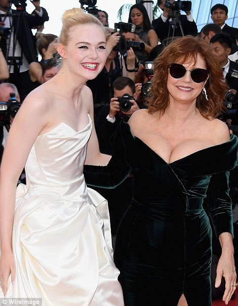 71 tuổi, sao Hollywood vẫn tự tin khoe ngực trên thảm đỏ - 6
Elle Fanning vui vẻ chào hỏi người đồng nghiệp lớn tuổi của mình