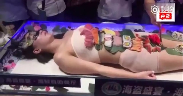 Sàm sỡ cơ thể người mẫu khỏa thân sushi, thực khách nam bị đánh ...