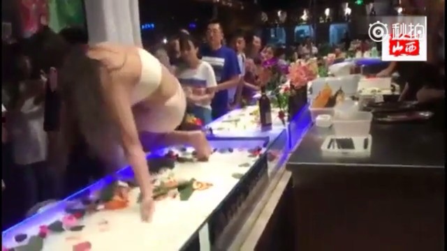 Sàm sỡ cơ thể người mẫu khỏa thân sushi, thực khách nam bị đánh tới tấp - 3 Sau khi đánh mắng khách tới tấp, cô gái liền bỏ đi