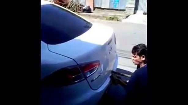 Mâu thuẫn với bạn trai, bị nhốt trong cốp xe nóng 60 độ C suýt chết - 1
Nhân viên cứu hộ phá cốp giải cứu cô gái trong xe.