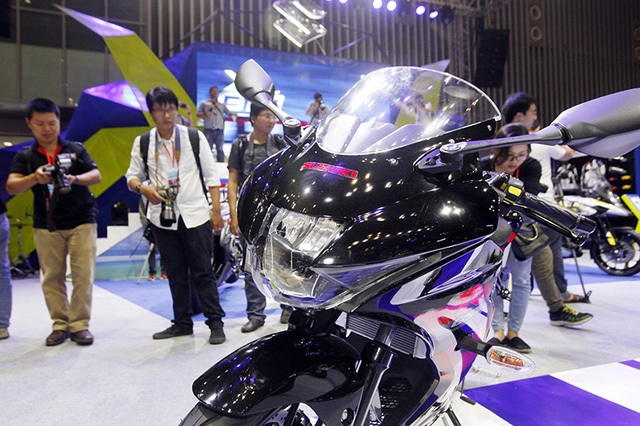 
Suzuki là thương hiệu duy nhất chính thức phân phối dòng sport 150cc tại Việt Nam, trong khi hầu hết các thương hiệu khác, như Honda, Yamaha, Kawasaki và Benelli đều khởi đầu dòng xe này ở dung tích 300cc.
