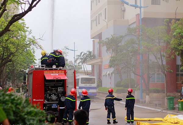 Cận cảnh sinh viên cảnh sát diễn tập chống vũ khí hoá học, giải cứu con tin - 3 Điểm nhấn ấn tượng nhất của buổi diễn tập này là màn thể hiện kỹ thuật trèo tường giải cứu con tin và quy trình đấu tranh chống vũ khí hoá học.