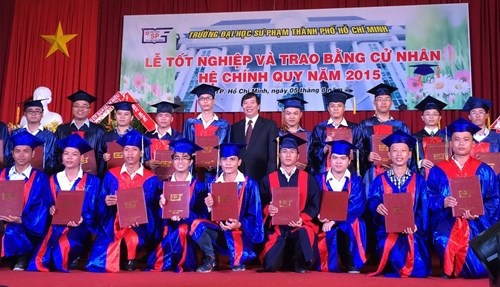 Điểm chuẩn nhóm ngành Sư phạm có thật sự thấp? - 1 SV Trường ĐH Sư phạm TPHCM nhận bằng tốt nghiệp.