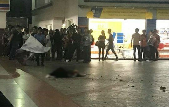 Mảnh bê tông rơi làm sinh viên tử vong: Trường rà soát lại cơ sở vật chất - 1 Hiện trường vụ tai nạn khiến một sinh viên đang chờ thang máy tử vong (ảnh: Cộng đồng sinh viên Hutech)
