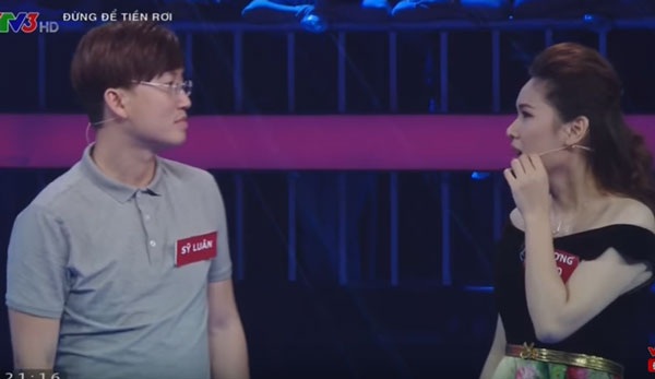Minh Béo khóc xin lỗi, Mỹ Tâm và loạt sao dính tin đồn tình cảm - 7 Tham gia gameshow “Đừng để tiền rơi”, nam ca sĩ kiêm nhạc sĩ Sỹ Luân khiến nhiều khán giả “sốc” khi không biết truyện cổ tích “Cây tre trăm đốt”. Anh và bạn chơi, Phương Thảo còn quả quyết rằng, ông Bụt sử dụng câu thần chú “ khắc nhập, khắc xuất” đối với… cây khế!