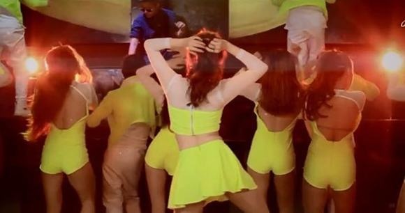 Diện trang phục lố lăng, phản cảm trong MV, ca sĩ trẻ cố tình tạo scandal? - 6 Diện trang phục không thể ngắn hơn, những cô gái xuất hiện trong sản phẩm âm nhạc này lắc hông vô cùng hớ hênh.
