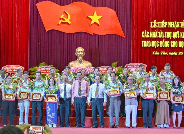 Cần Thơ: Hơn 2 tỷ đồng ủng hộ quỹ Khuyến học, khuyến tài - 1 Lãnh đạo TP Cần Thơ và Hội khuyến học TP Cần Thơ trao hoa và quà lưu niệm cho các tập thể và cá nhân ủng hộ cho quỹ khuyến học khuyến tài Cần Thơ
