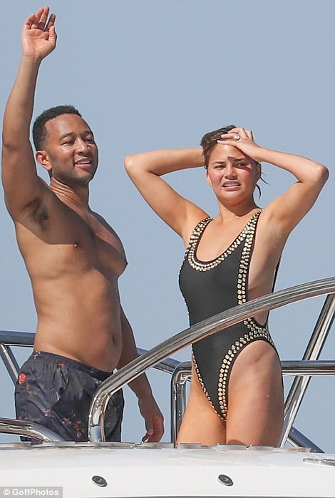Người mẫu áo tắm khoe dáng đầy đặn - 1
Chrissy Teigen và chồng John Legend tận hưởng kỳ nghỉ xa hoa tại Pháp