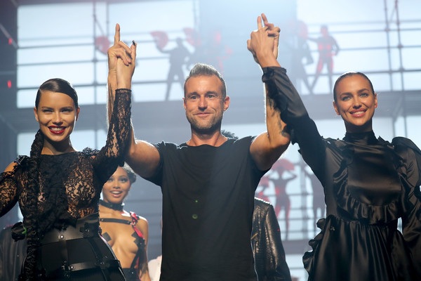 
Adriana Lima, Irina Shayk là vơ đét của show diễn Philipp Plein
