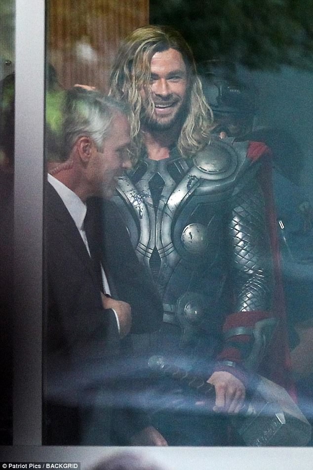 Chris Hemsworth thân thiết bên Tom Hiddleston - 1
Tom Hiddleston và Chris Hemsworth bận rộn tại trường quay của phần 4 phim Biệt đội siêu anh hùng tại Atlanta, Mỹ ngày 2/11 vừa qua