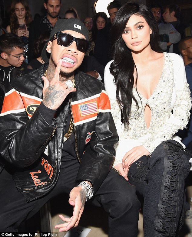 Rapper gốc Việt ra phố với "bản sao" của cô Kim - 6
Rapper gốc Việt Tyga và Kylie Jenner chia tay trong êm đẹp sau nhiều năm hò hẹn. Kylie nói, lý do vì cô còn quá trẻ để có 1 mối quan hệ nghiêm túc.