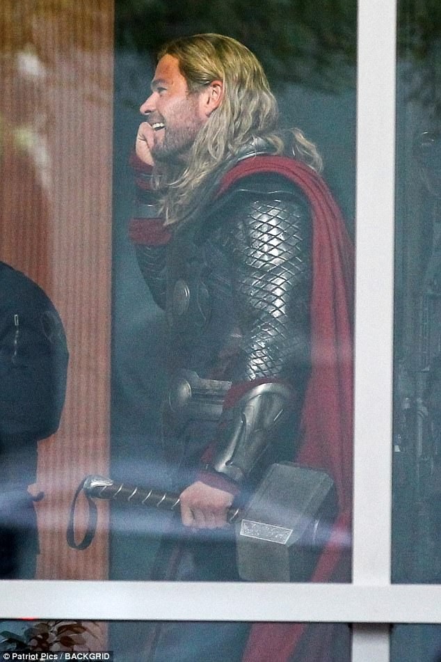 Chris Hemsworth thân thiết bên Tom Hiddleston - 2
Chris Hemsworth một lần nữa vào vai Thần Sấm Thor - nhân vật giúp anh làm nên danh tiếng và mang về nhiều tiền bạc