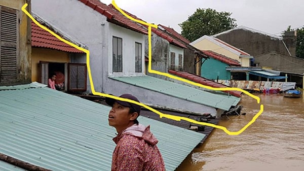 Nhà ca sĩ Ánh Tuyết, Quang Linh ngập sâu trong nước lũ - 2 Ngôi nhà của Ánh Tuyết ở Hội An bị ngập tới nóc. Chị cho biết, nhà Thế Thục cách nhà chị vài căn nhà cũng bị ngập sâu. (Ảnh NVCC)