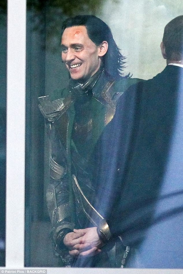 Chris Hemsworth thân thiết bên Tom Hiddleston - 3
Tom Hiddleston và Chris Hemsworth vốn là đối thủ trên phim nhưng ngoài đời thật thì 2 nam diễn viên này lại rất thân thiết