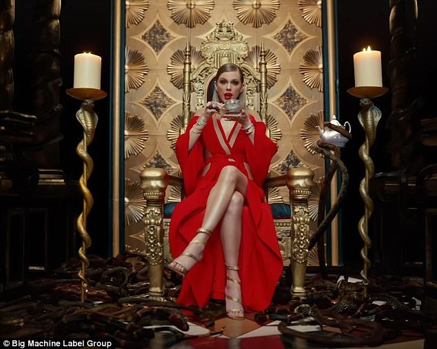 MV mới của Taylor Swift đạt hơn 40 triệu lượt xem sau 1 ngày - 5
MV được cho là cơ hội Taylor mỉa mai người cũ Calvin Harris, cô Kim hay Katy Perry...