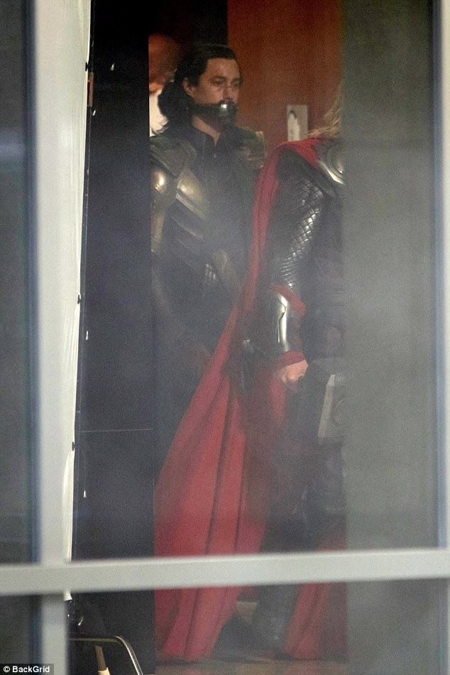 Chris Hemsworth thân thiết bên Tom Hiddleston - 5
Hiddleston cũng dành nhiều lời khen có cánh cho bạn diễn, anh nói anh coi Chris như là em trai