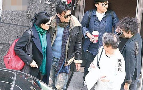 
Tạ Đình Phong luôn ở bên chăm sóc Vương Phi và trở thành người đàn ông trưởng thành hơn.
