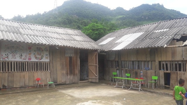 Khánh thành công trình phòng học Dân trí thứ 13 tại Điện Biên - 1
Điểm trường Ta Lếch trước khi được xây dựng gồm những phòng học tạm bợ bằng gỗ, mái lợp bờ rô xi măng đã vỡ toác nhiều chỗ