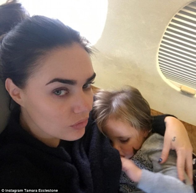 
Tamara Ecclestone tự hào khoe ảnh cho con gái 2 tuổi bú sữa mẹ trên máy bay riêng ngày 12/1 vừa qua
