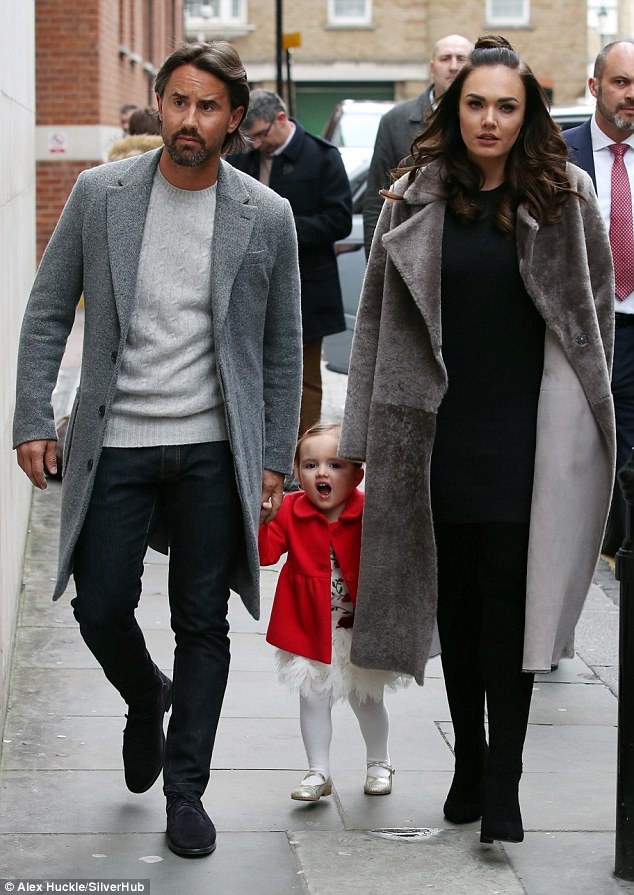 
Tamara Ecclestone cùng chồng con đi ăn trưa tại một nhà hàng sang trọng ở London ngày 5/2 vừa qua
