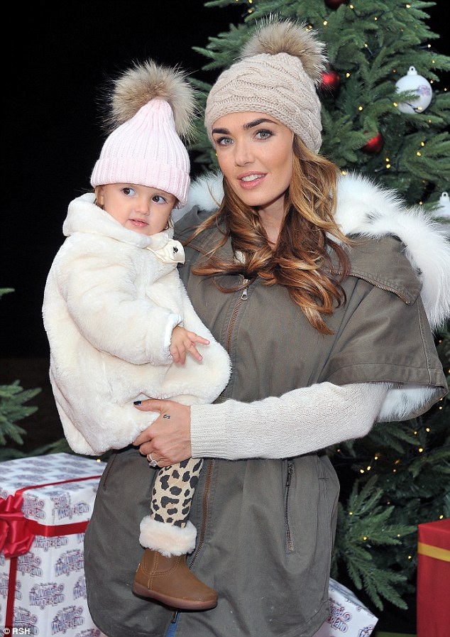 
Người đẹp giàu có từng chia sẻ, cô muốn nuôi con bằng sữa mẹ tới khi con biết đi và giờ đây khi con gái 2 tuổi, Tamara Ecclestone vẫn chưa cai sữa cho con
