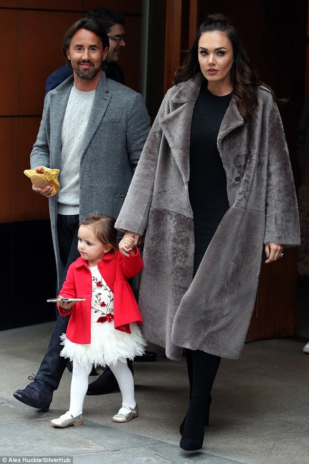 
Con gái tỷ phú F1 diện áo lông sành điệu và ấm áp trị giá gần 4000 đô la Mỹ. Tamara Ecclestone cũng luôn đầu tư hết mức về thời trang cho con gái nhỏ

 
