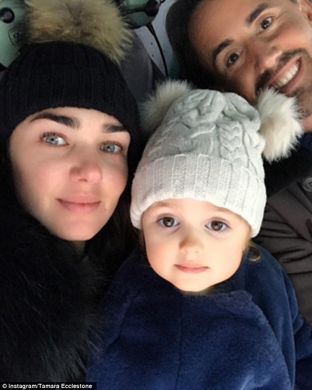 
Kiều nữ tóc vàng nhận rõ tầm quan trọng của sữa mẹ trong sự phát triển của trẻ nhỏ và trong điều kiện có thể, cô tiếp tục cho con gái Sophia bú mẹ
