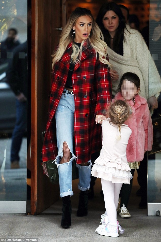 
Petra cũng đưa con gái đi cùng trong buổi hò hẹn cùng gia đình
