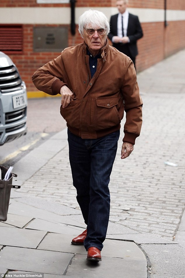 
Bố của Tamara và Petra, ngài tỷ phú Bernie, 85 tuổi vẫn rất phong độ. Ngài Bernie rất yêu chiều các con gái của mình
