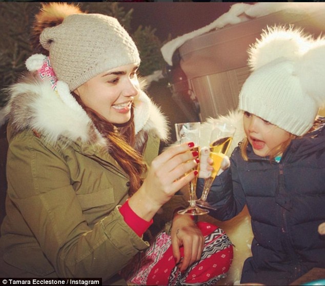 
Cô nhóc nổi tiếng và được báo giới quan tâm y như mẹ.
