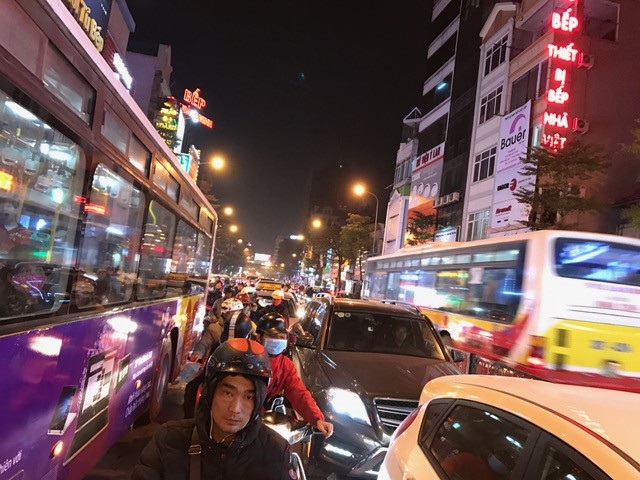 
Đường Tây Sơn như không còn chỗ trống
