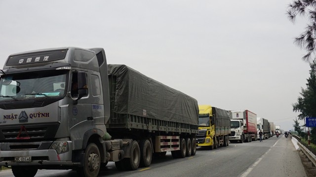 Xe tải đối đầu, canbin nát bét, tài xế thoát chết trong gang tấc - 3 Tuyến đường tránh quốc lộ 1A ách tắc kéo dài sau khi vụ tai nạn xảy ra