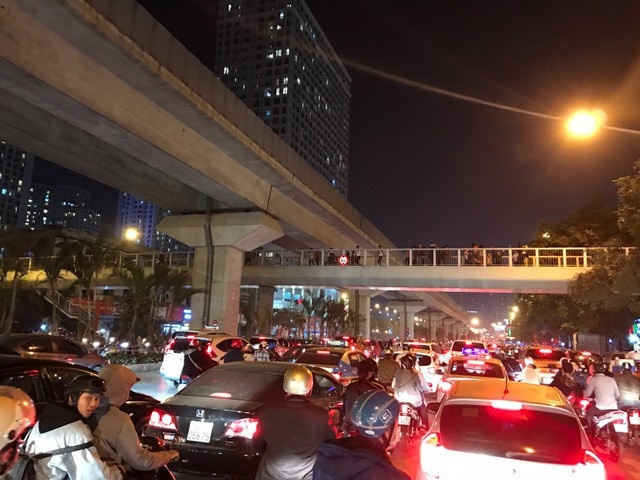 Hà Nội: Nhiều tuyến đường ùn tắc kéo dài trong đêm Noel - 2