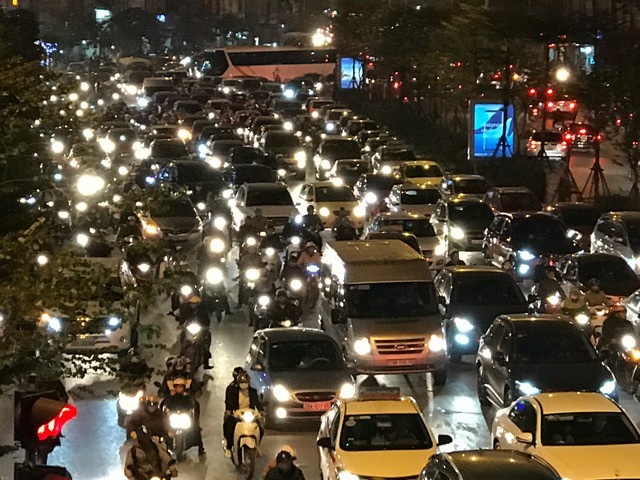 Hà Nội: Nhiều tuyến đường ùn tắc kéo dài trong đêm Noel - 6