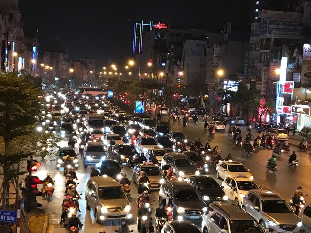 Hà Nội: Nhiều tuyến đường ùn tắc kéo dài trong đêm Noel - 5