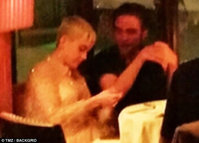 
Tuy nhiên, đầu tuần này, giới săn tin đã chộp được hình ảnh Robert đang trò chuyện và ăn tối cùng nữ ca sĩ Katy Perry. Cặp đôi vốn là bạn bè thân thiết và Katy đã nhiều lần dành cho người bạn khác giới những cử chỉ thân mật thái quá. Katy hiện đang độc thân sau khi chia tay nam diễn viên Orlando Bloom vào tháng 4/2017.
