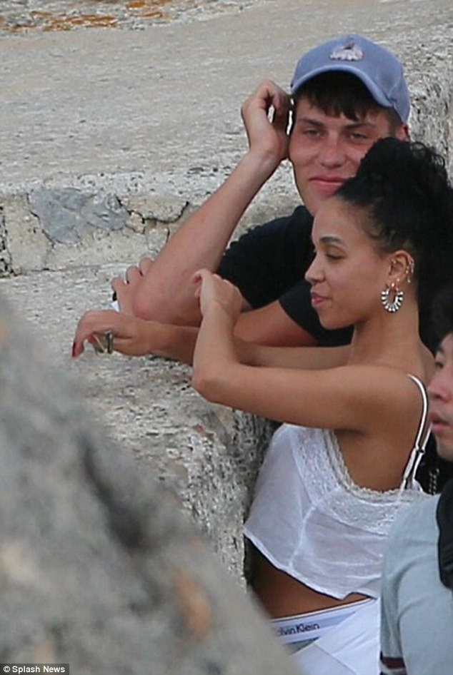 
Tuy nhiên, trong suốt 3 năm hò hẹn với Robert, FKA Twigs thỉnh thoảng mới sánh đôi cùng bạn trai trong các sự kiện. Robert không bao giờ nhắc đến mối quan hệ giữa anh và FKA Twigs. Giải thích cho điều này, nam diễn viên người Anh cho hay, anh muốn bảo vệ bạn gái và cuộc sống riêng tư sau kinh nghiệm đau thương từ mối tình với Kristen Stewart.
