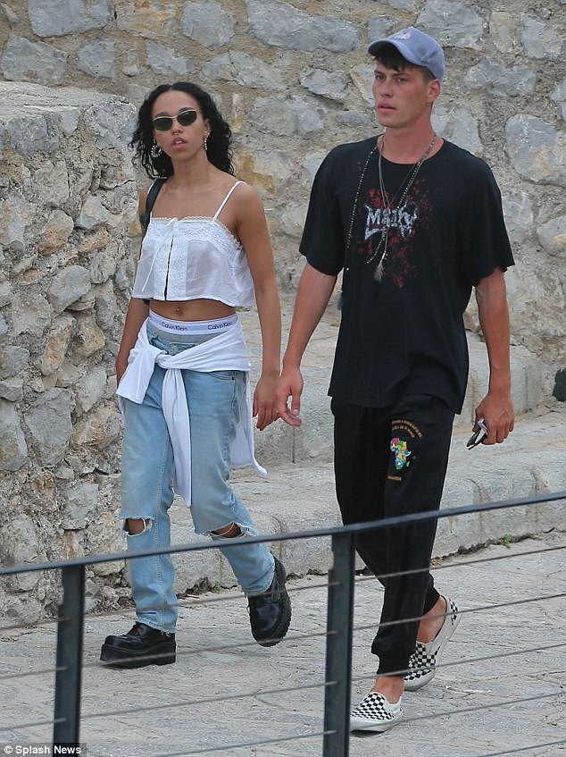 
Người bạn khác giới dành cho nữ ca sĩ 29 tuổi những cử chỉ ngọt ngào và ánh mắt say mê.
