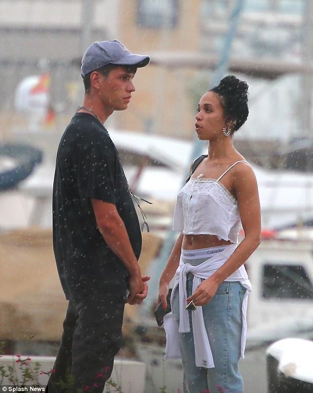 
FKA Twigs trò chuyện thân thiết với người bạn này. Bạn của FKA Twigs vốn là một người mẫu Pháp.
