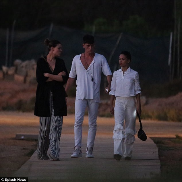 Bạn gái của Robert Pattinson thân mật cùng trai lạ - 10