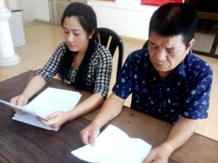 Vụ án tai biến: Gia đình giám đốc rút đơn kiện bệnh viện! - 1 Người nhà ông Sơn làm thủ tục khởi kiện tại tòa (ảnh: Trung Phương)