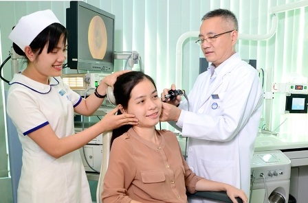 Ô nhiễm môi trường, người dân dễ mắc bệnh tai mũi họng - 1 Bệnh nhân đến thăm khám, điều trị tại Bệnh viện Tai Mũi Họng Sài Gòn